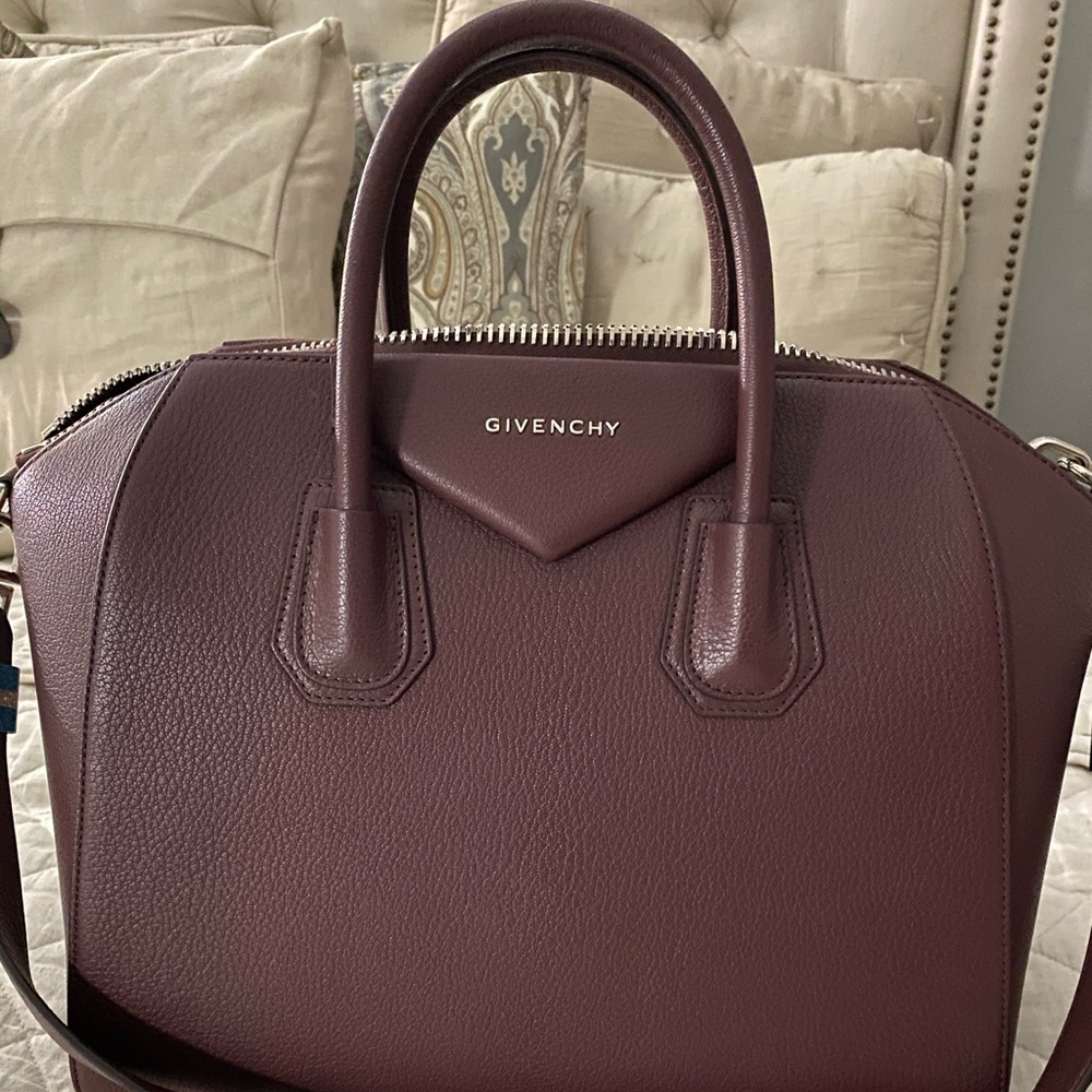 Givenchy Med Antigona Bag in Grained Leather